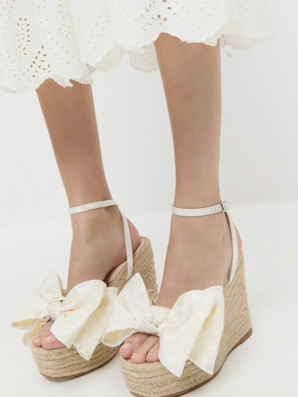 BRAND NEW! NEVER WORN!  LOEFFLER RANDALL ANGELINA CREAM MOIRE BOW WEDGE SZ. 10.5